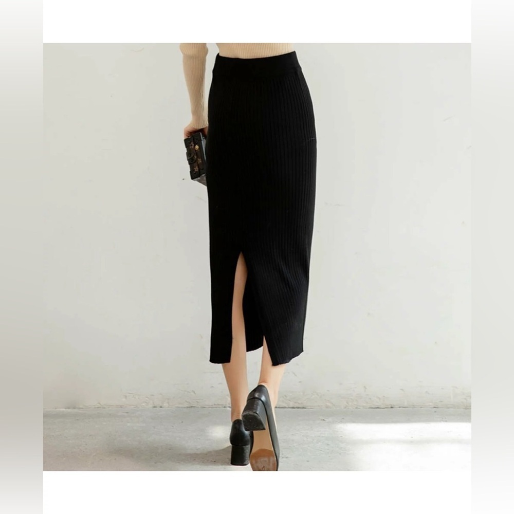 United Arrows Tokyo corduroy, Elegant Black Ribbed Midi Skirt Size 36/ Small